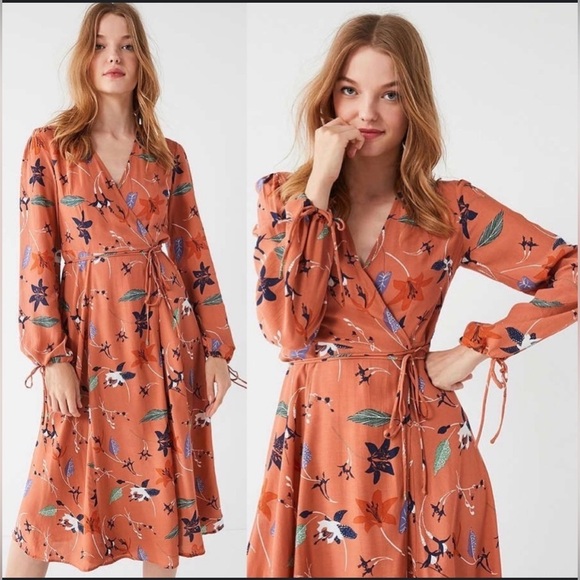 NWT UO Audrey Long-Sleeve Wrap Midi Dress in Rose/Tyrie Floral Size Medium - Picture 1 of 13